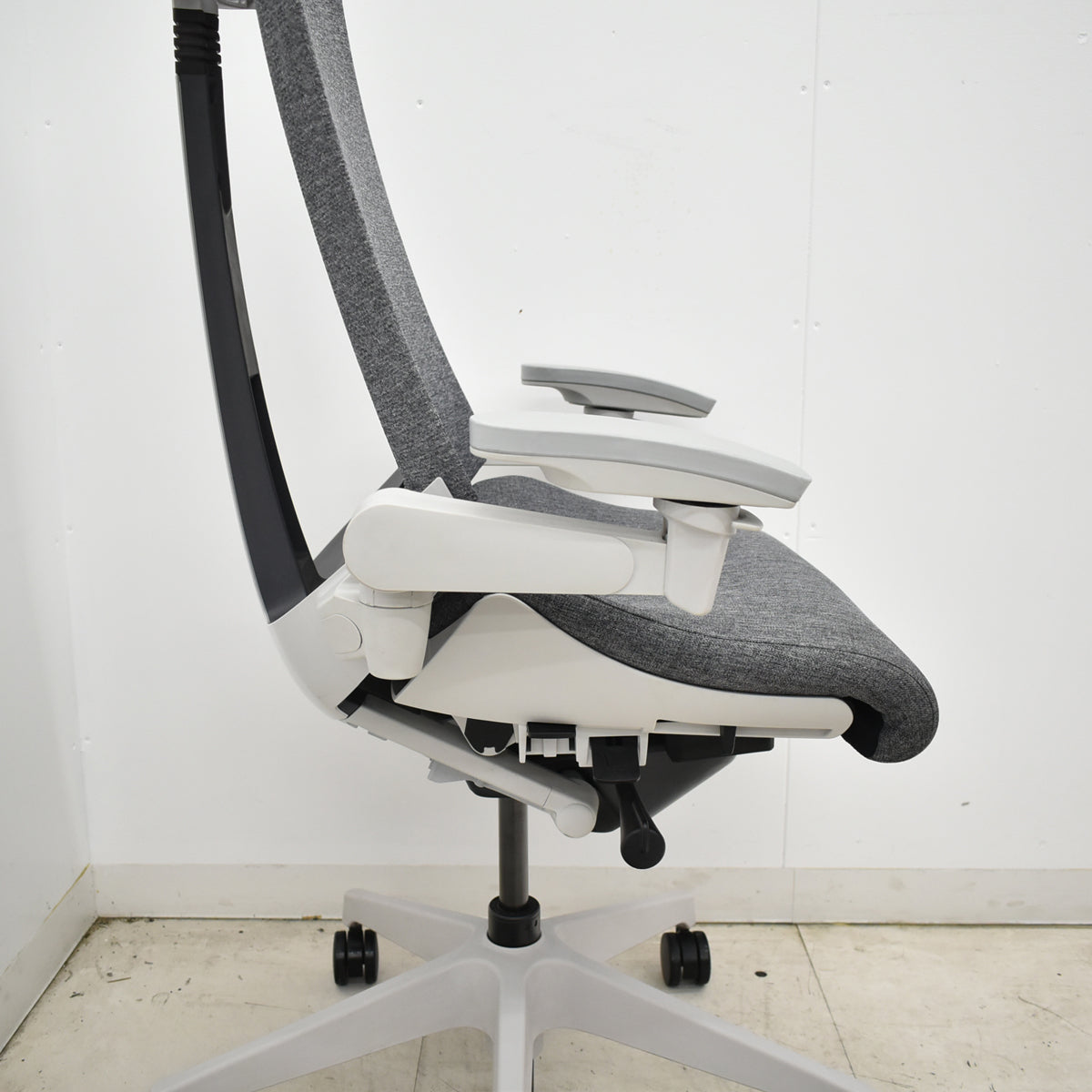【中古】イトーキ　Act　アクトチェア　４Ｄリンクアーム　2021年製　グレー　2026060106【中古オフィス家具】