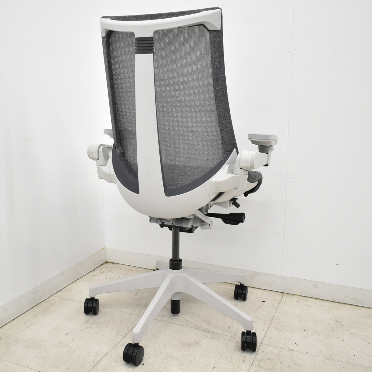 【中古】イトーキ　Act　アクトチェア　４Ｄリンクアーム　2021年製　グレー　2026060106【中古オフィス家具】