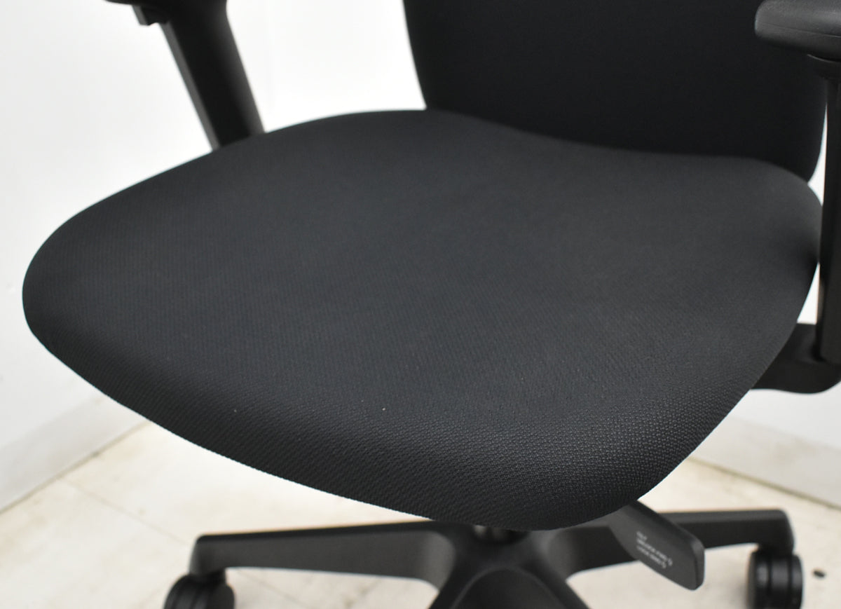 【中古】くろがね工作所　トライフィット　ハイバック　可動肘　ブラック　2026060201【中古オフィス家具】