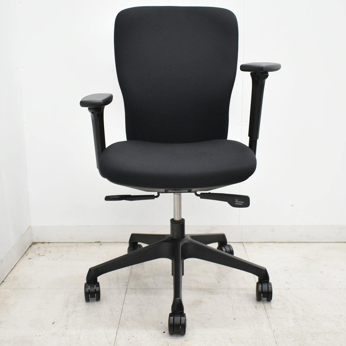 【中古】くろがね工作所　トライフィット　ハイバック　可動肘　ブラック　2026060201【中古オフィス家具】
