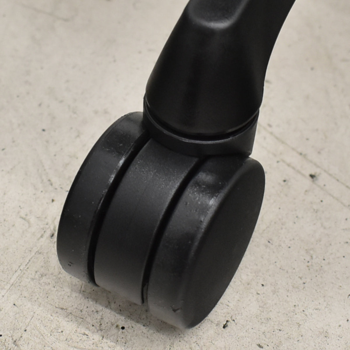 【中古】くろがね工作所　トライフィット　ハイバック　可動肘　ブラック　2026060201【中古オフィス家具】