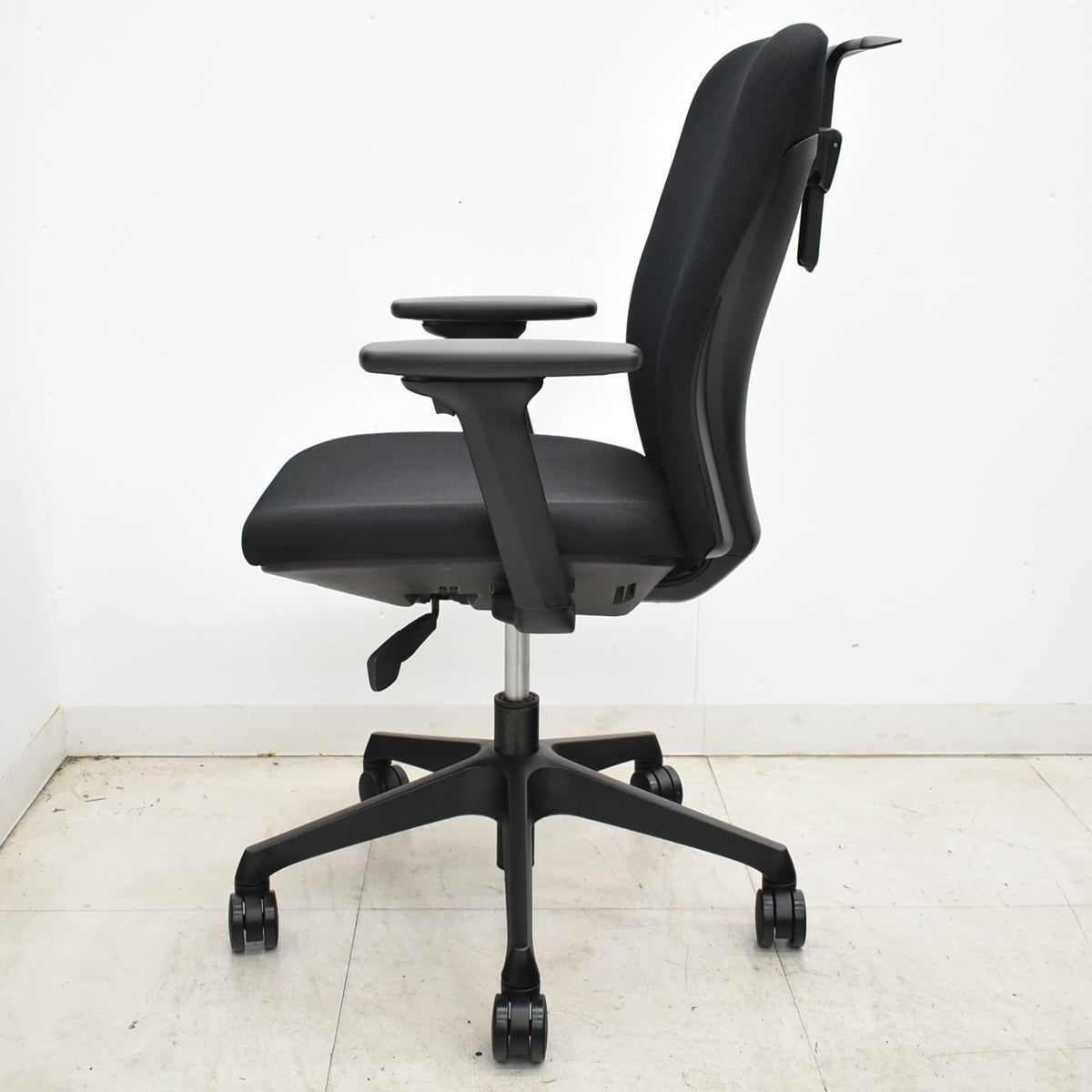 【中古】くろがね工作所　トライフィット　ハイバック　可動肘　ブラック　2026060201【中古オフィス家具】