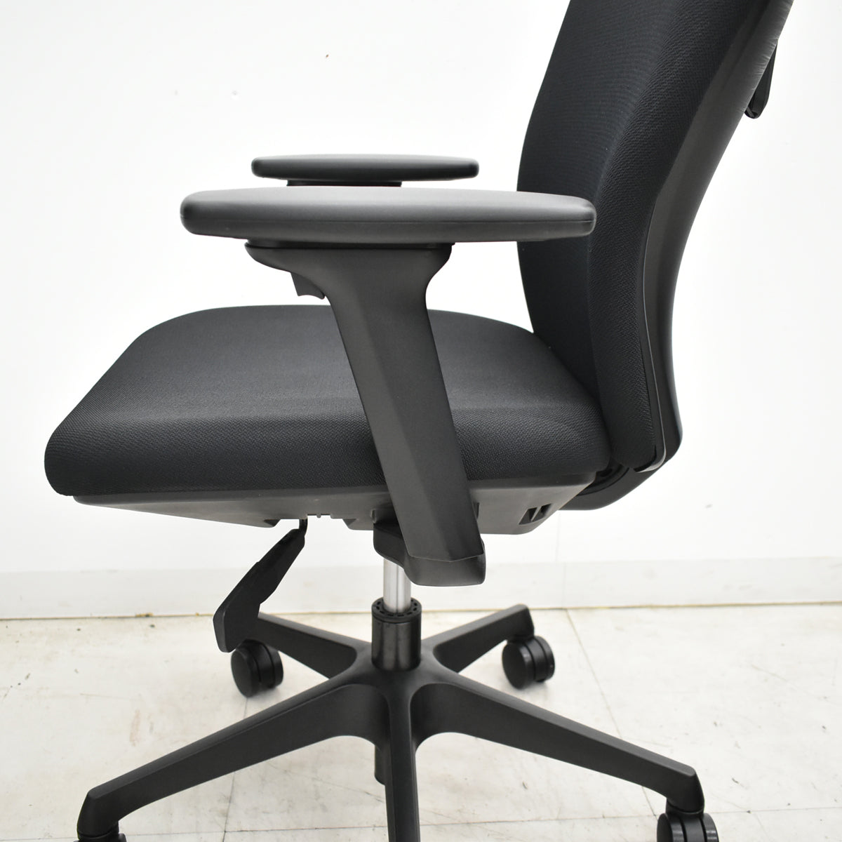 【中古】くろがね工作所　トライフィット　ハイバック　可動肘　ブラック　2026060201【中古オフィス家具】