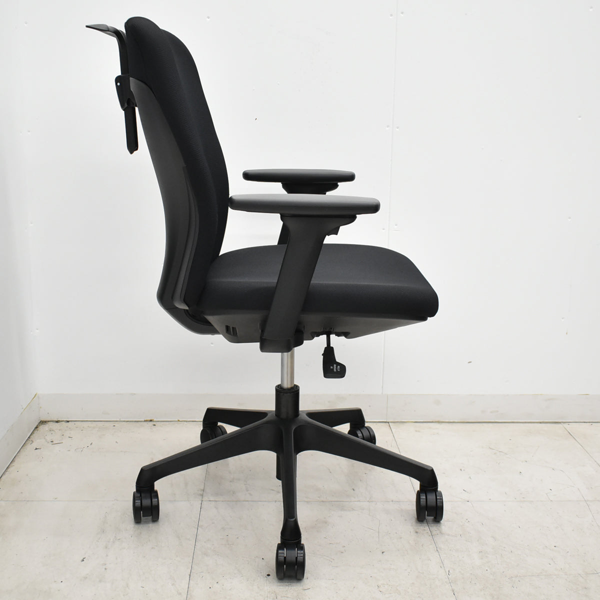 【中古】くろがね工作所　トライフィット　ハイバック　可動肘　ブラック　2026060201【中古オフィス家具】