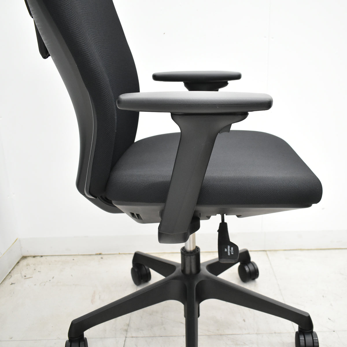 【中古】くろがね工作所　トライフィット　ハイバック　可動肘　ブラック　2026060201【中古オフィス家具】