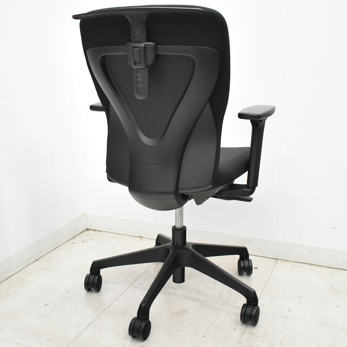 【中古】くろがね工作所　トライフィット　ハイバック　可動肘　ブラック　2026060201【中古オフィス家具】