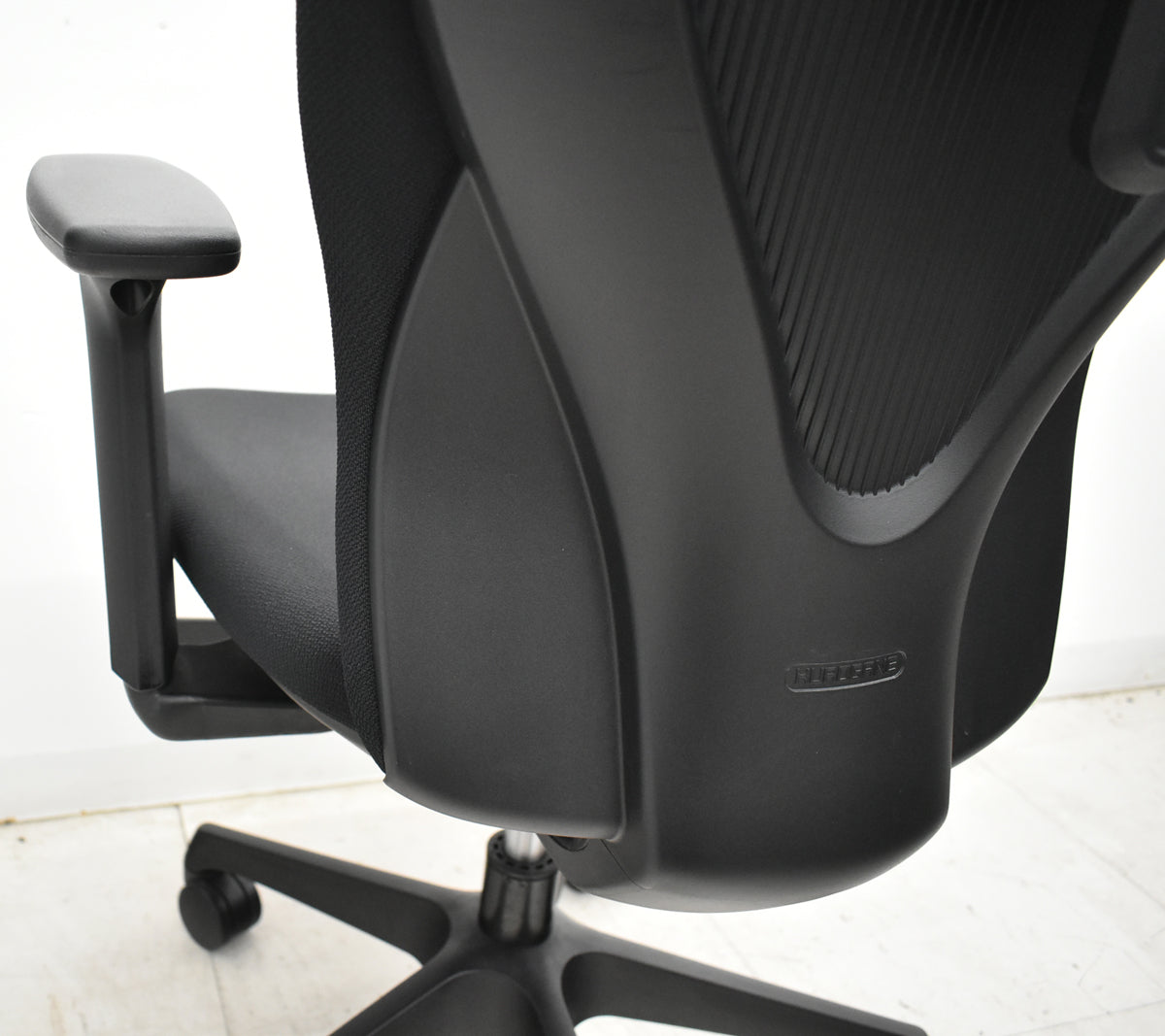 【中古】くろがね工作所　トライフィット　ハイバック　可動肘　ブラック　2026060201【中古オフィス家具】