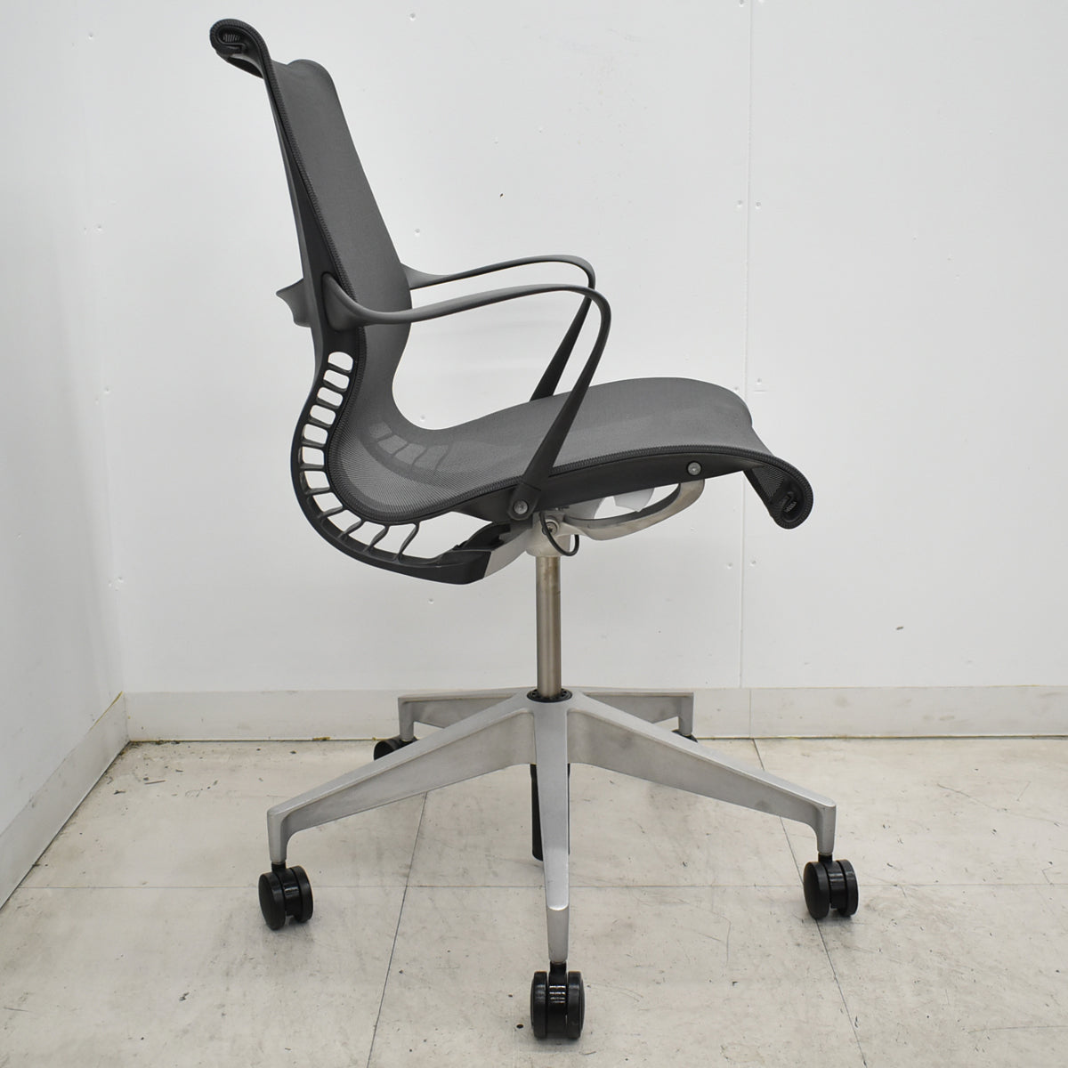 【中古】ハーマン・ミラー　セトゥチェア　マルチパーパスチェア　固定肘　ウレタンキャスター　スレートグレー　2026060202【中古オフィス家具】