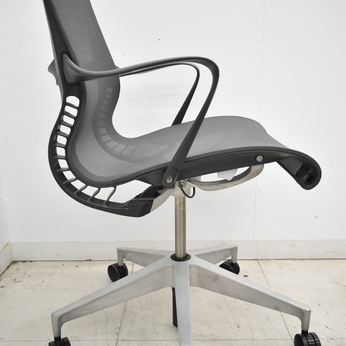 【中古】ハーマン・ミラー　セトゥチェア　マルチパーパスチェア　固定肘　ウレタンキャスター　スレートグレー　2026060202【中古オフィス家具】