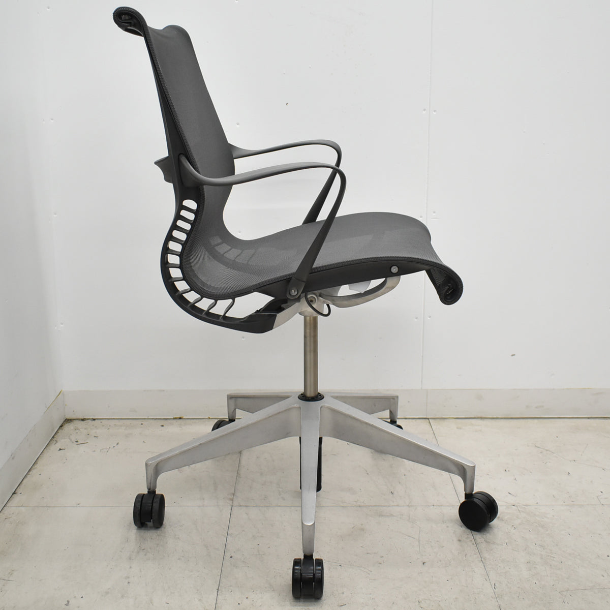【中古】ハーマン・ミラー　セトゥチェア　マルチパーパスチェア　固定肘　ウレタンキャスター　スレートグレー　2026060203【中古オフィス家具】