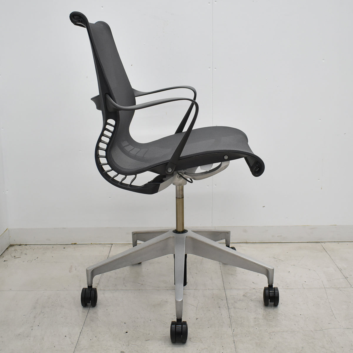 【中古】ハーマン・ミラー　セトゥチェア　マルチパーパスチェア　固定肘　ウレタンキャスター　スレートグレー　2026060301【中古オフィス家具】