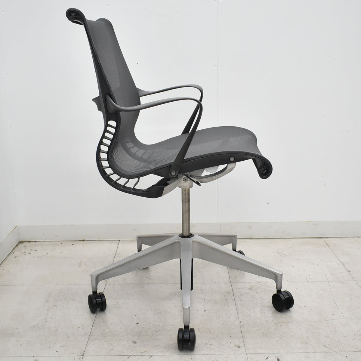 【中古】ハーマン・ミラー　セトゥチェア　マルチパーパスチェア　固定肘　ウレタンキャスター　スレートグレー　2026060302【中古オフィス家具】