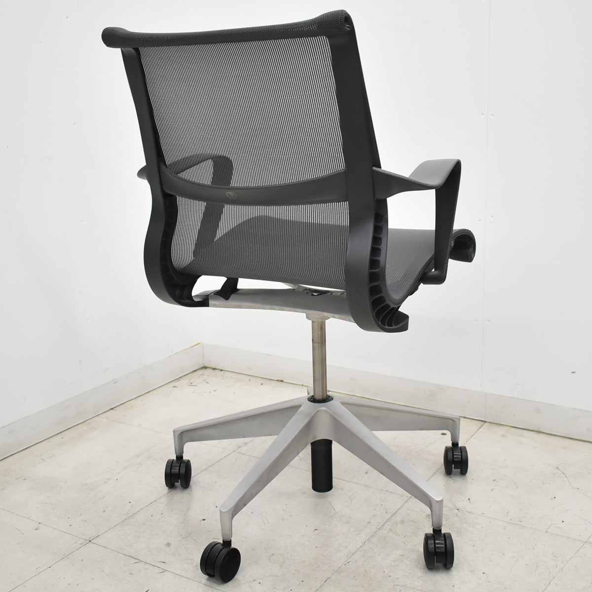 【中古】ハーマン・ミラー　セトゥチェア　マルチパーパスチェア　固定肘　ウレタンキャスター　スレートグレー　2026060302【中古オフィス家具】