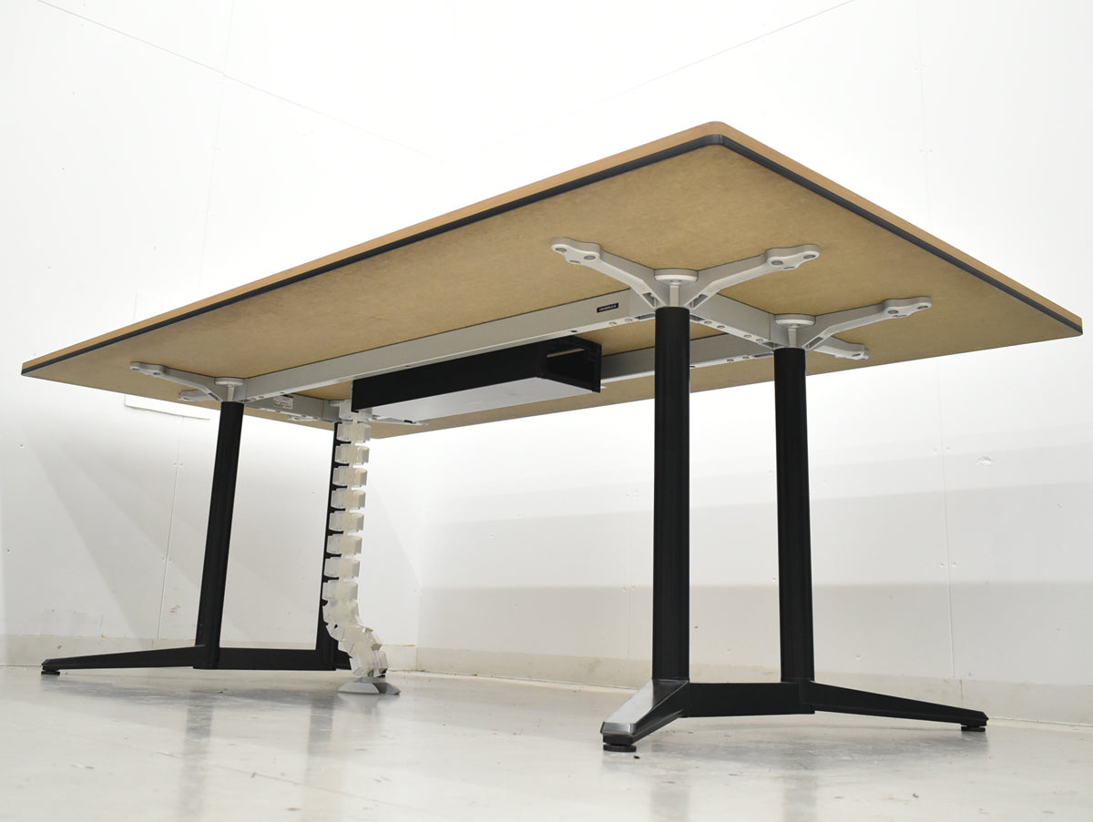 【中古】オカムラ　ラティオ２　大型会議テーブル　中央配線ダクト付　幅2100　2026060304【中古オフィス家具】