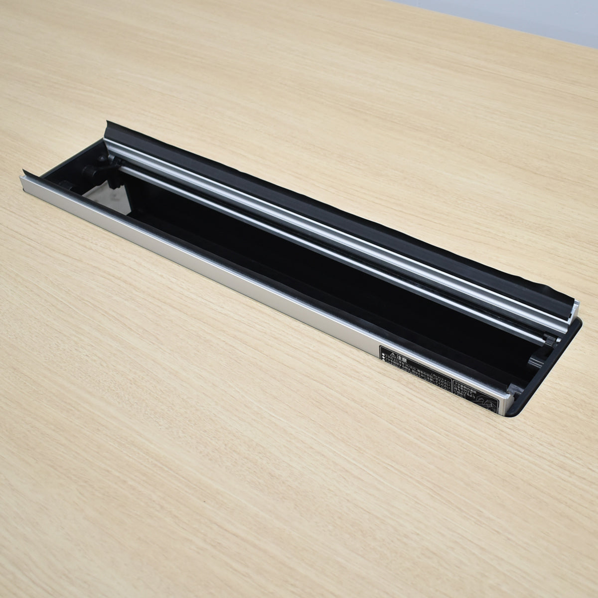 【中古】オカムラ　リフティオ　大型会議テーブル　中央配線ダクト付　幅2100　2026060401【中古オフィス家具】