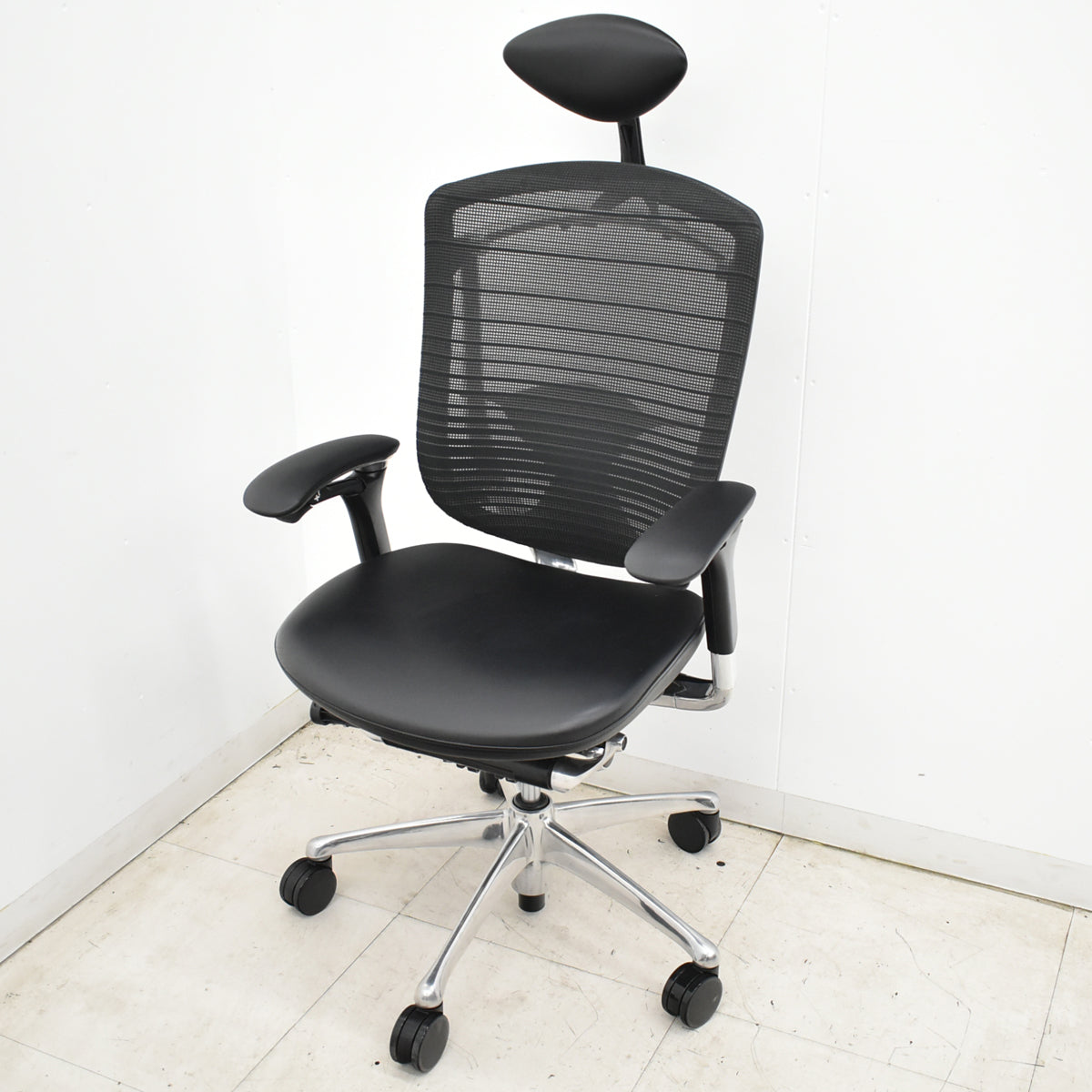【中古】オカムラ　コンテッサ　ヘッドレスト　可動肘　ランバーサポート　グラデーションメッシュ×革張り　ポリッシュ　ブラック　2026060501【中古オフィス家具】