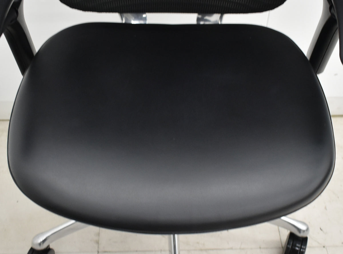 【中古】オカムラ　コンテッサ　ヘッドレスト　可動肘　ランバーサポート　グラデーションメッシュ×革張り　ポリッシュ　ブラック　2026060501【中古オフィス家具】
