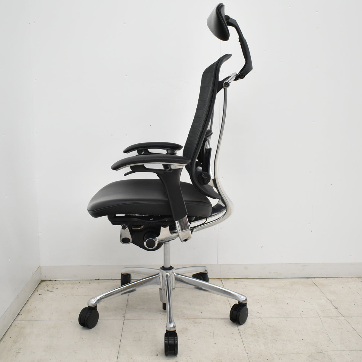 【中古】オカムラ　コンテッサ　ヘッドレスト　可動肘　ランバーサポート　グラデーションメッシュ×革張り　ポリッシュ　ブラック　2026060501【中古オフィス家具】