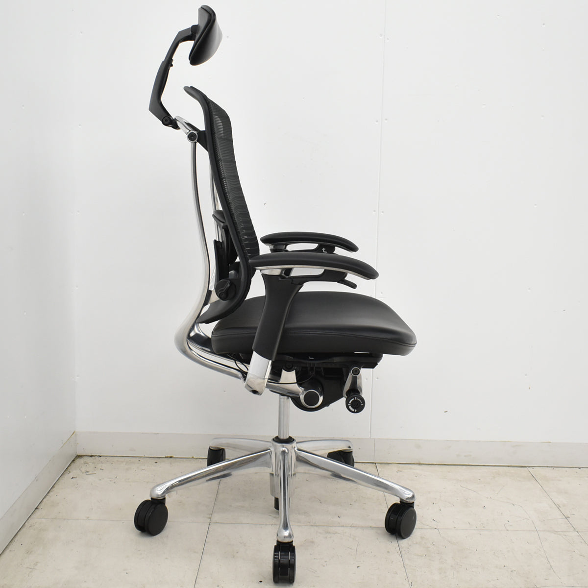 【中古】オカムラ　コンテッサ　ヘッドレスト　可動肘　ランバーサポート　グラデーションメッシュ×革張り　ポリッシュ　ブラック　2026060501【中古オフィス家具】