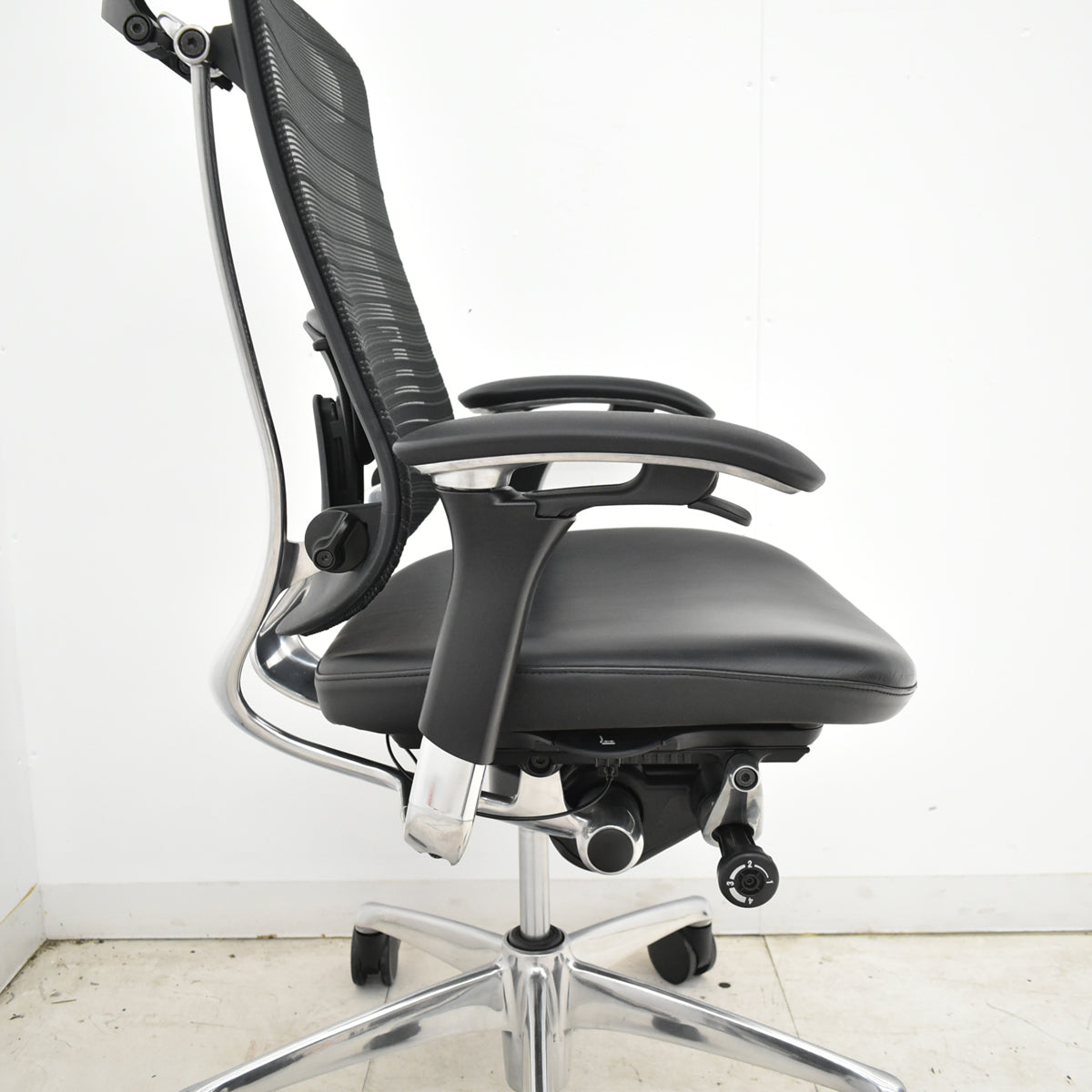 【中古】オカムラ　コンテッサ　ヘッドレスト　可動肘　ランバーサポート　グラデーションメッシュ×革張り　ポリッシュ　ブラック　2026060501【中古オフィス家具】