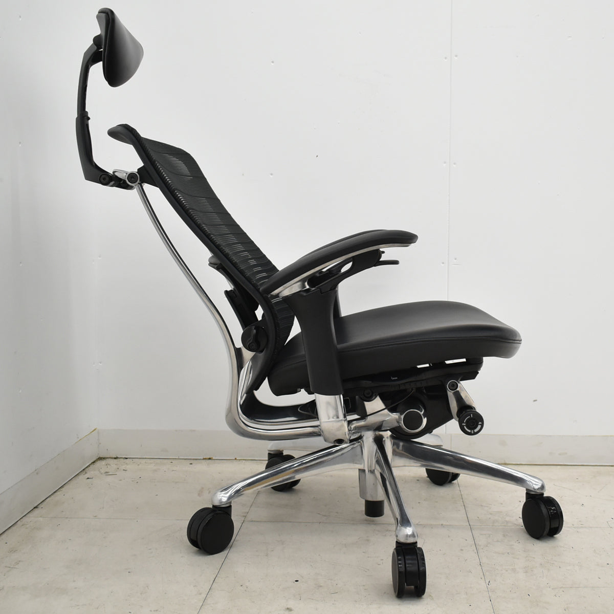 【中古】オカムラ　コンテッサ　ヘッドレスト　可動肘　ランバーサポート　グラデーションメッシュ×革張り　ポリッシュ　ブラック　2026060501【中古オフィス家具】