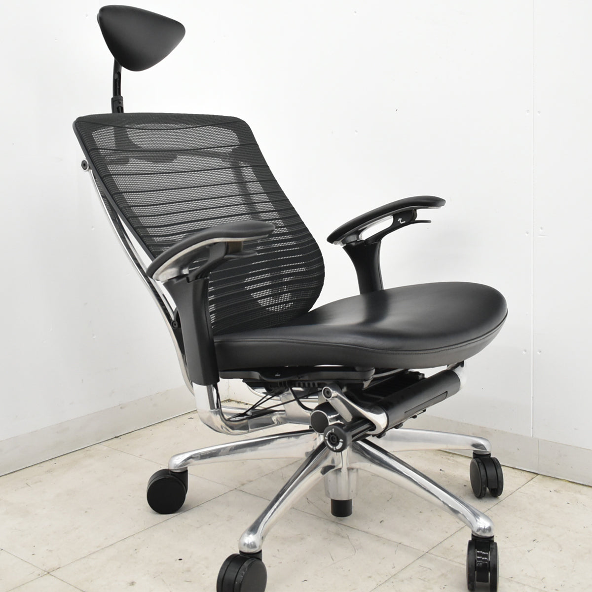 【中古】オカムラ　コンテッサ　ヘッドレスト　可動肘　ランバーサポート　グラデーションメッシュ×革張り　ポリッシュ　ブラック　2026060501【中古オフィス家具】
