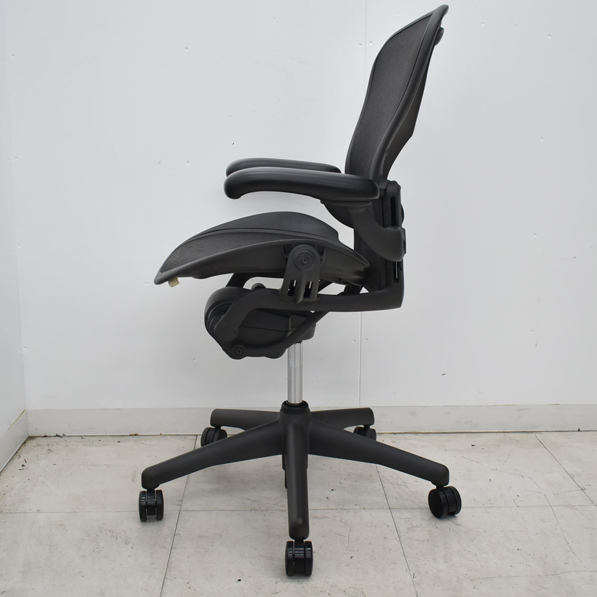 【中古】ハーマンミラー　アーロンチェア　Bサイズ　可動肘（レバータイプ）ランバーサポート　昇降ガス交換済　ブラック　2026061003【中古オフィス家具】