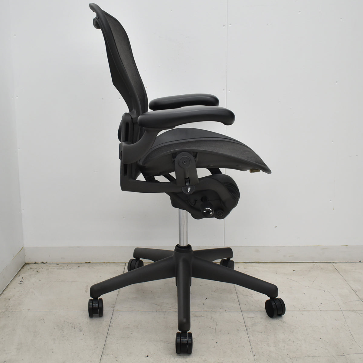 【中古】ハーマンミラー　アーロンチェア　Bサイズ　可動肘（レバータイプ）ランバーサポート　昇降ガス交換済　ブラック　2026061003【中古オフィス家具】