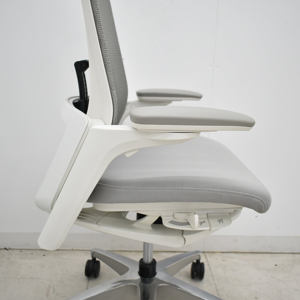 【中古】オカムラ　フィノラ　ハイバック　可動肘（４Ｄ）ランバーサポート　ホワイトフレーム　ポリッシュ　2021年製　ライトグレー　2026061105【中古オフィス家具】