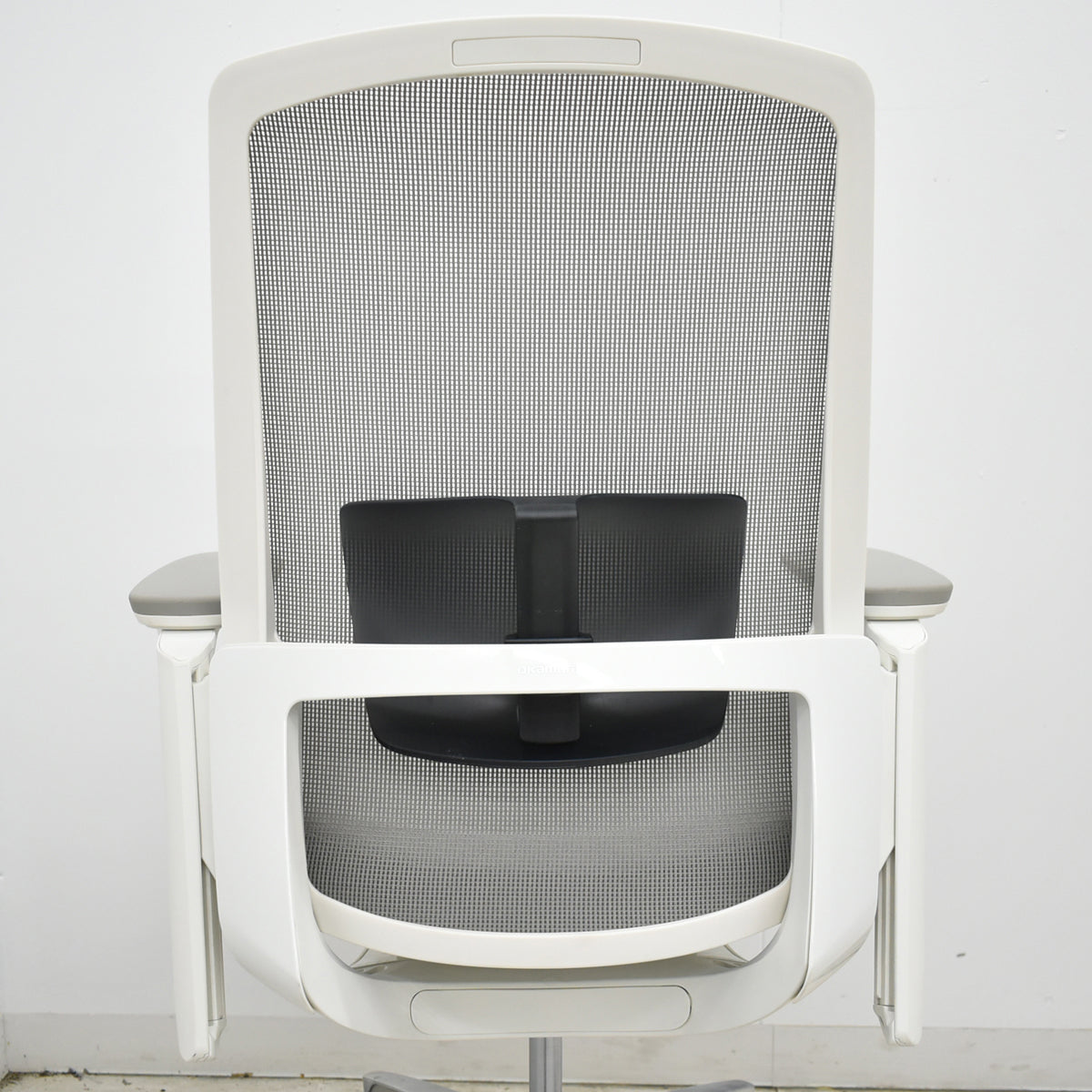【中古】オカムラ　フィノラ　ハイバック　可動肘（４Ｄ）ランバーサポート　ホワイトフレーム　ポリッシュ　2021年製　ライトグレー　2026061105【中古オフィス家具】