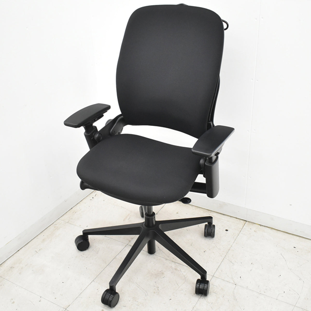 【中古】スチールケース　リープＶ２　APモデル　可動肘（新型肘パッド）ランバーサポート　ハンガー　ブラック　2026061106【中古オフィス家具】