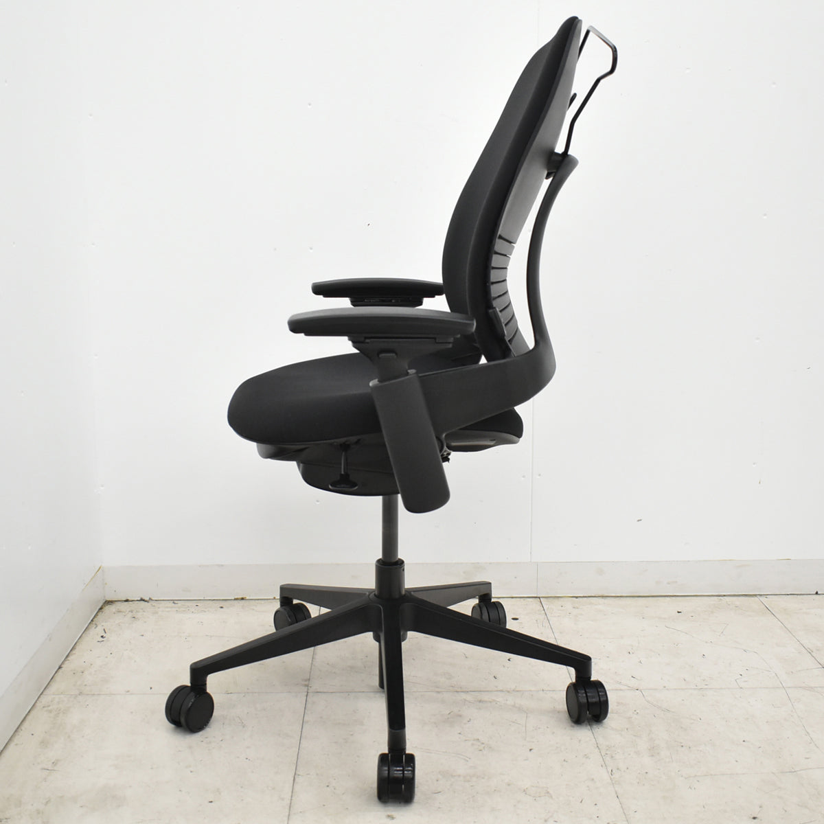 【中古】スチールケース　リープＶ２　APモデル　可動肘（新型肘パッド）ランバーサポート　ハンガー　ブラック　2026061106【中古オフィス家具】