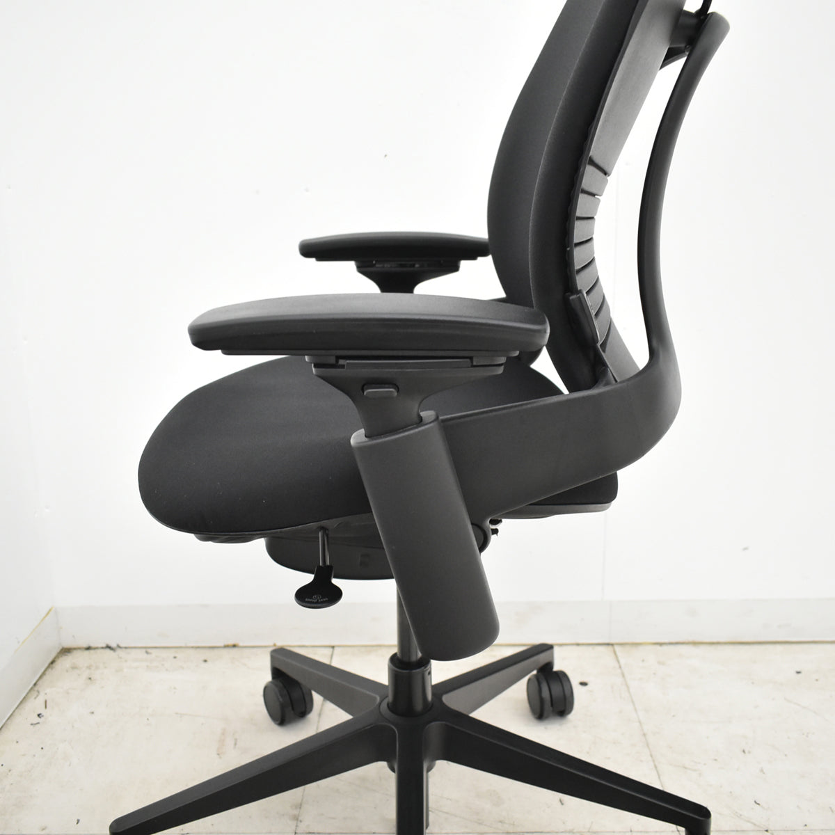 【中古】スチールケース　リープＶ２　APモデル　可動肘（新型肘パッド）ランバーサポート　ハンガー　ブラック　2026061106【中古オフィス家具】