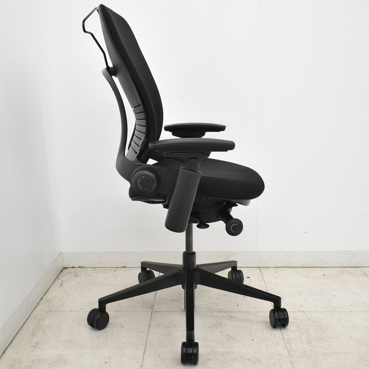 【中古】スチールケース　リープＶ２　APモデル　可動肘（新型肘パッド）ランバーサポート　ハンガー　ブラック　2026061106【中古オフィス家具】