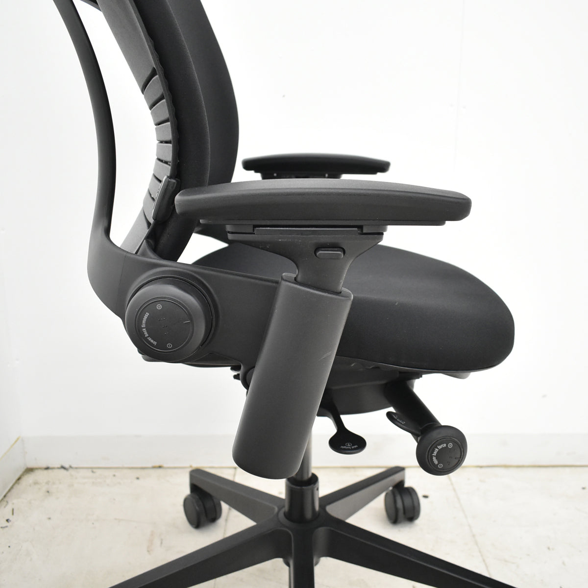 【中古】スチールケース　リープＶ２　APモデル　可動肘（新型肘パッド）ランバーサポート　ハンガー　ブラック　2026061106【中古オフィス家具】