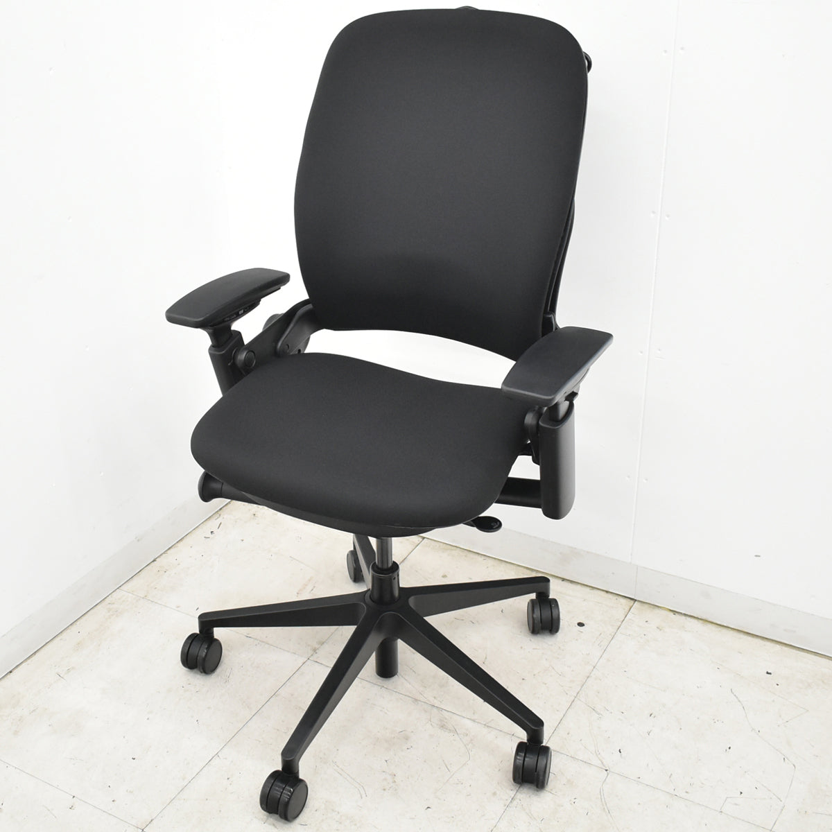 【中古】スチールケース　リープＶ２　APモデル　可動肘（新型肘パッド）ランバーサポート　ハンガー　ブラック　2026061107【中古オフィス家具】