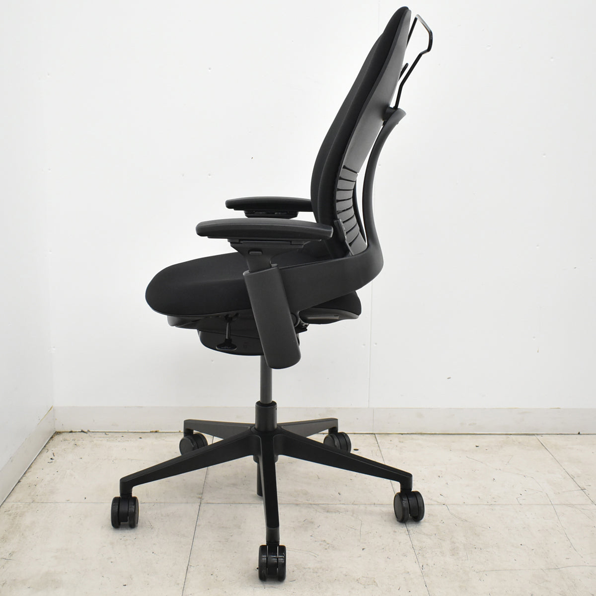 【中古】スチールケース　リープＶ２　APモデル　可動肘（新型肘パッド）ランバーサポート　ハンガー　ブラック　2026061107【中古オフィス家具】