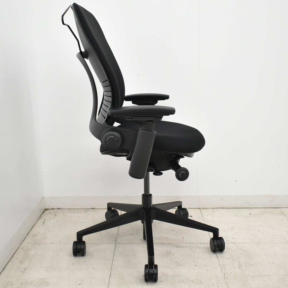 【中古】スチールケース　リープＶ２　APモデル　可動肘（新型肘パッド）ランバーサポート　ハンガー　ブラック　2026061107【中古オフィス家具】