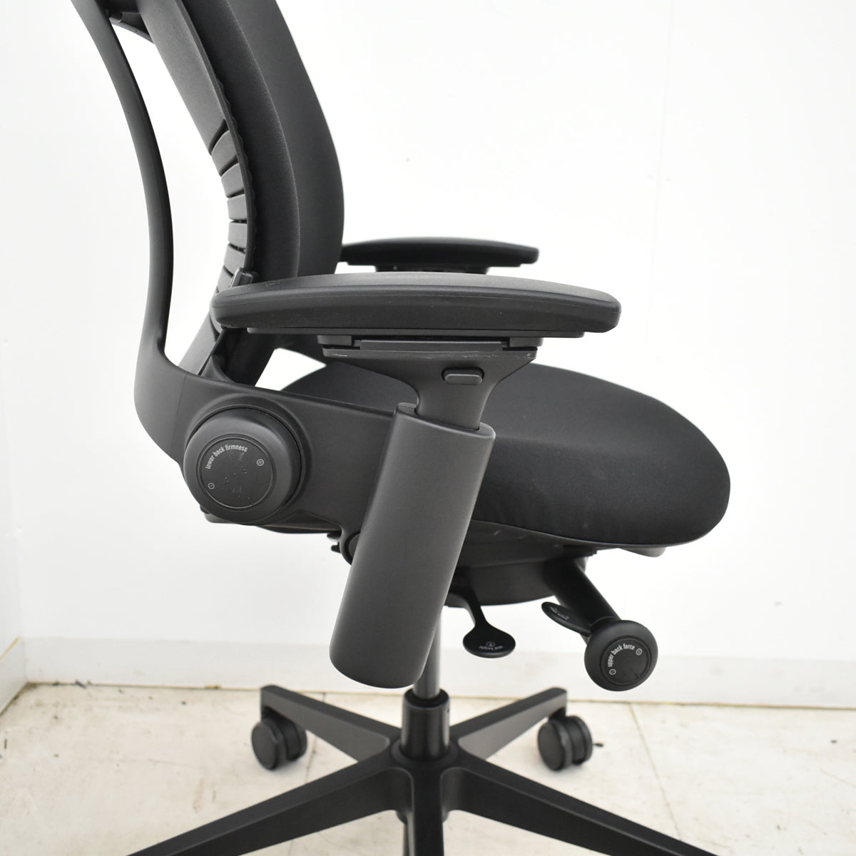 【中古】スチールケース　リープＶ２　APモデル　可動肘（新型肘パッド）ランバーサポート　ハンガー　ブラック　2026061107【中古オフィス家具】