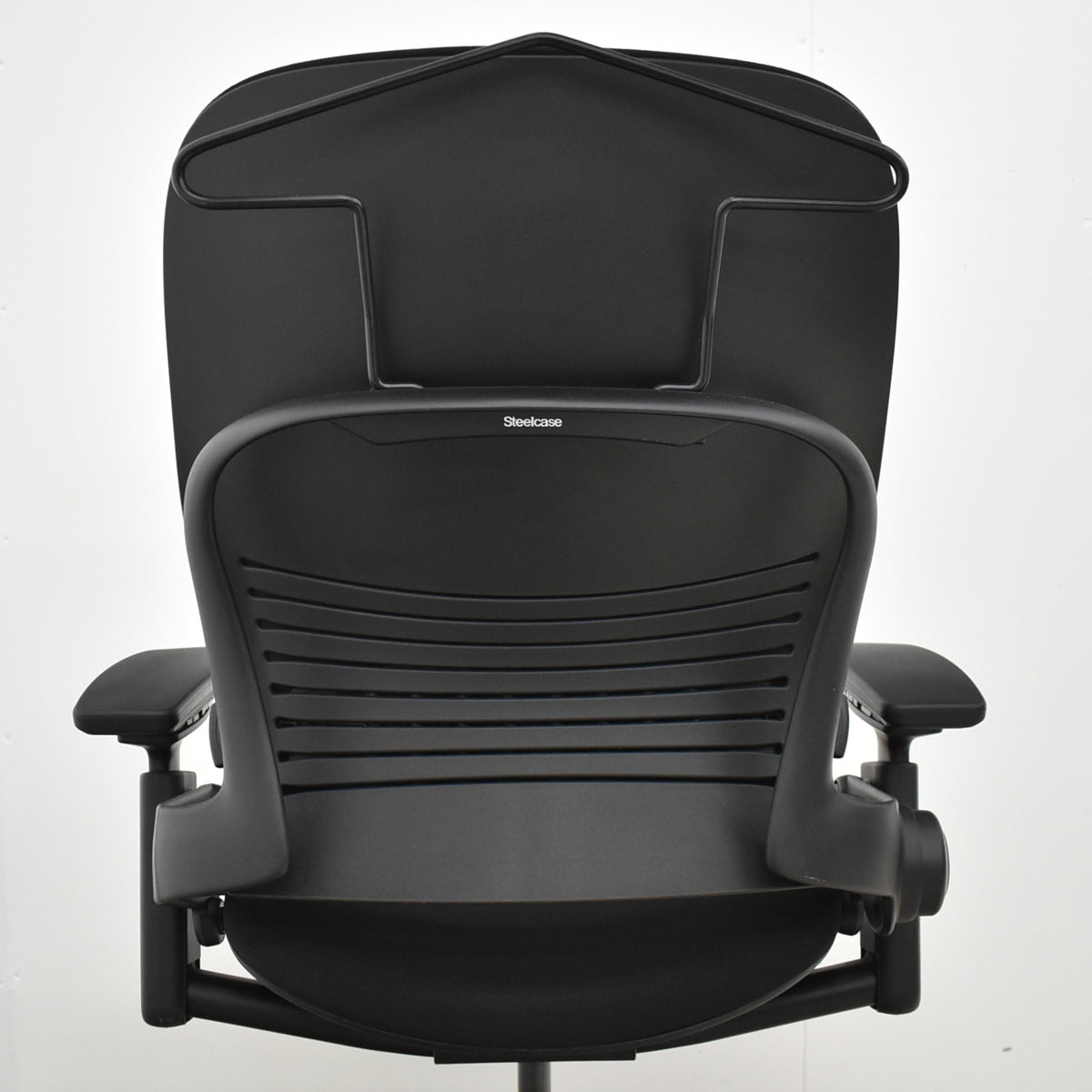 【中古】スチールケース　リープＶ２　APモデル　可動肘（新型肘パッド）ランバーサポート　ハンガー　ブラック　2026061107【中古オフィス家具】