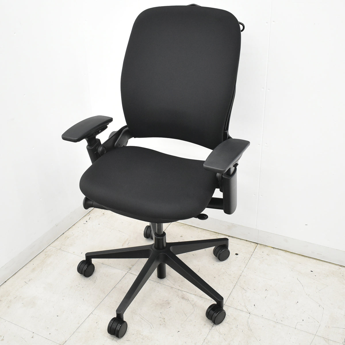【中古】スチールケース　リープＶ２　APモデル　可動肘（新型肘パッド）ランバーサポート　ハンガー　ブラック　2026061201【中古オフィス家具】