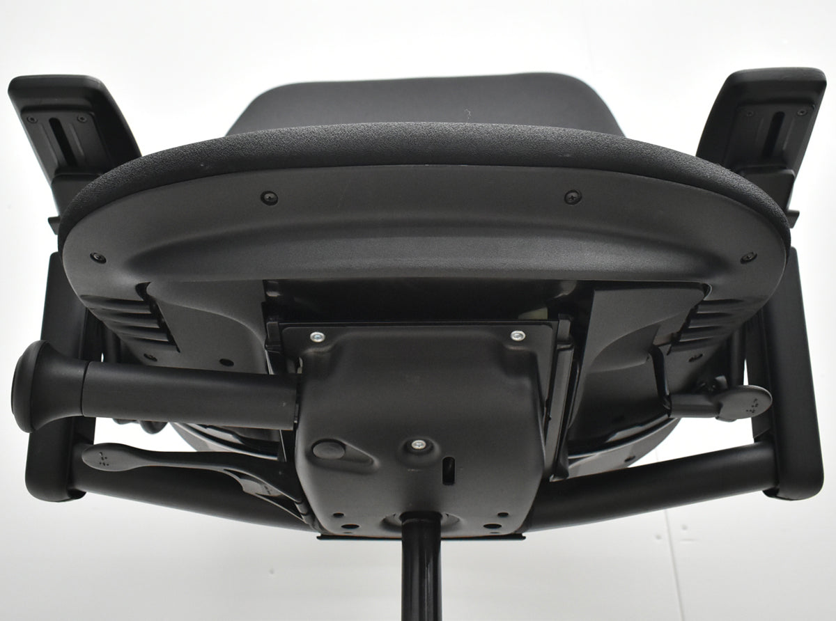 【中古】スチールケース　リープＶ２　APモデル　可動肘（新型肘パッド）ランバーサポート　ハンガー　ブラック　2026061201【中古オフィス家具】