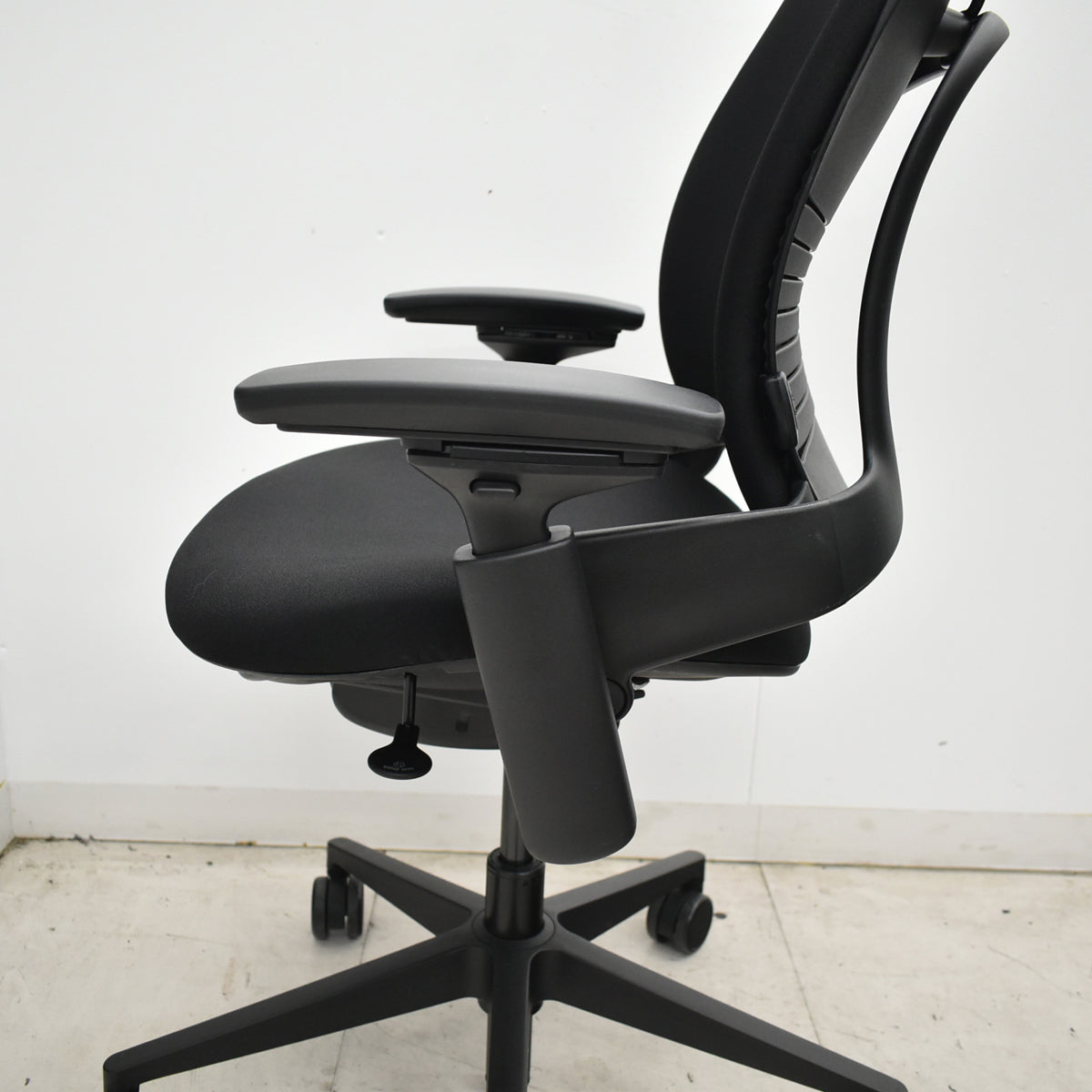 【中古】スチールケース　リープＶ２　APモデル　可動肘（新型肘パッド）ランバーサポート　ハンガー　ブラック　2026061201【中古オフィス家具】