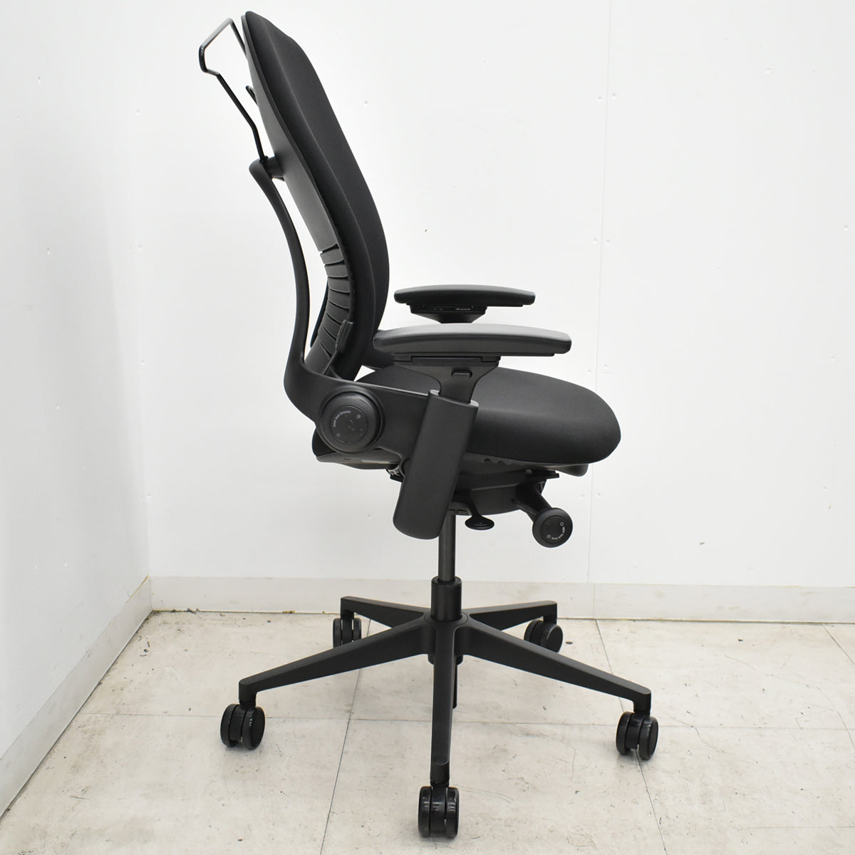 【中古】スチールケース　リープＶ２　APモデル　可動肘（新型肘パッド）ランバーサポート　ハンガー　ブラック　2026061201【中古オフィス家具】
