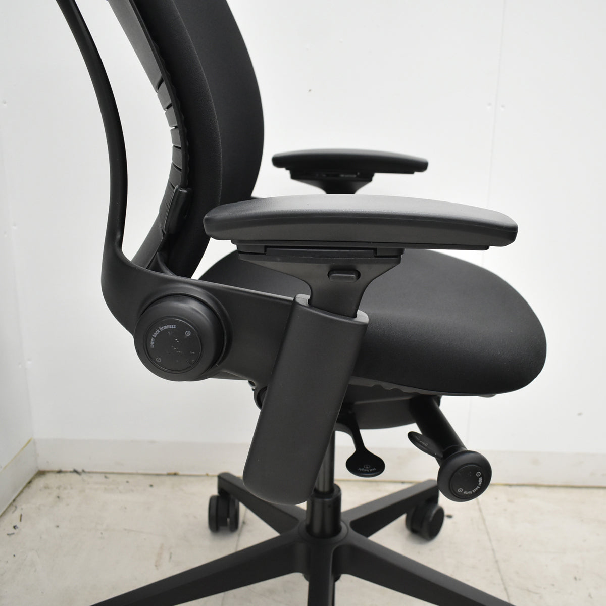 【中古】スチールケース　リープＶ２　APモデル　可動肘（新型肘パッド）ランバーサポート　ハンガー　ブラック　2026061201【中古オフィス家具】