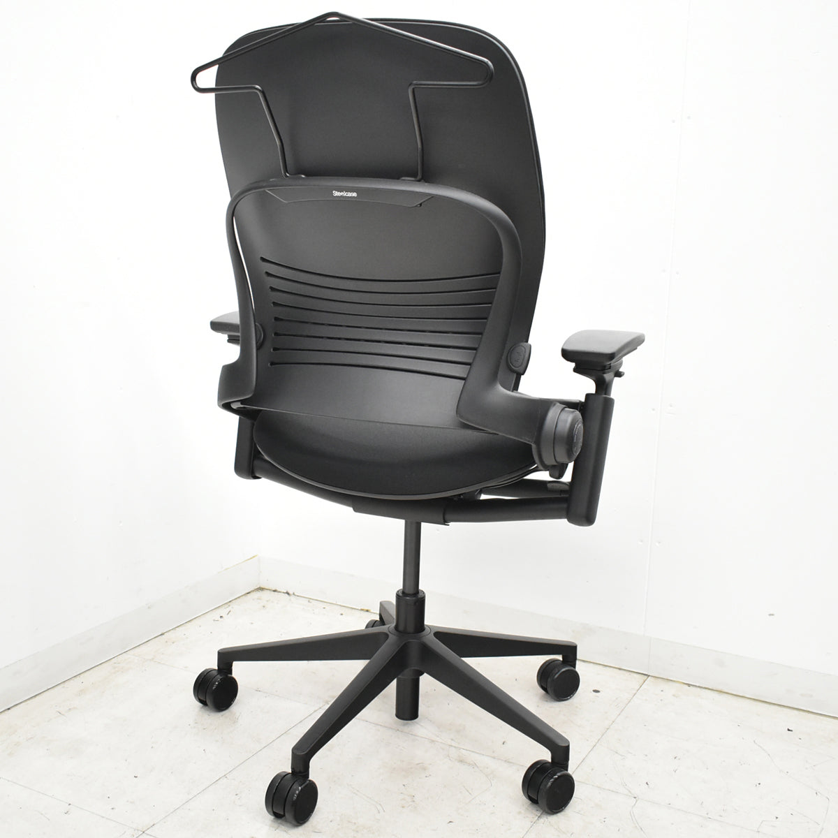 【中古】スチールケース　リープＶ２　APモデル　可動肘（新型肘パッド）ランバーサポート　ハンガー　ブラック　2026061201【中古オフィス家具】