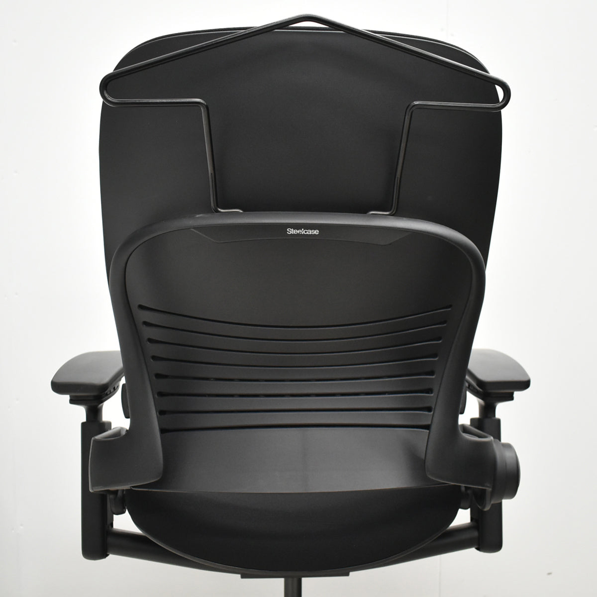 【中古】スチールケース　リープＶ２　APモデル　可動肘（新型肘パッド）ランバーサポート　ハンガー　ブラック　2026061201【中古オフィス家具】