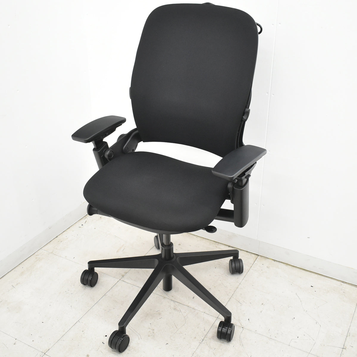 【中古】スチールケース　リープＶ２　APモデル　可動肘（新型肘パッド）ランバーサポート　ハンガー　ブラック　2026061202【中古オフィス家具】