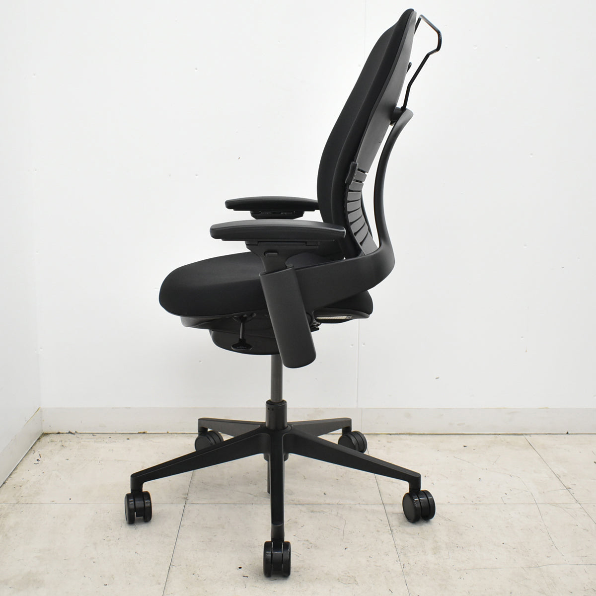 【中古】スチールケース　リープＶ２　APモデル　可動肘（新型肘パッド）ランバーサポート　ハンガー　ブラック　2026061202【中古オフィス家具】