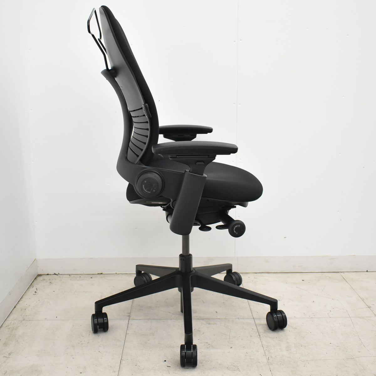 【中古】スチールケース　リープＶ２　APモデル　可動肘（新型肘パッド）ランバーサポート　ハンガー　ブラック　2026061202【中古オフィス家具】